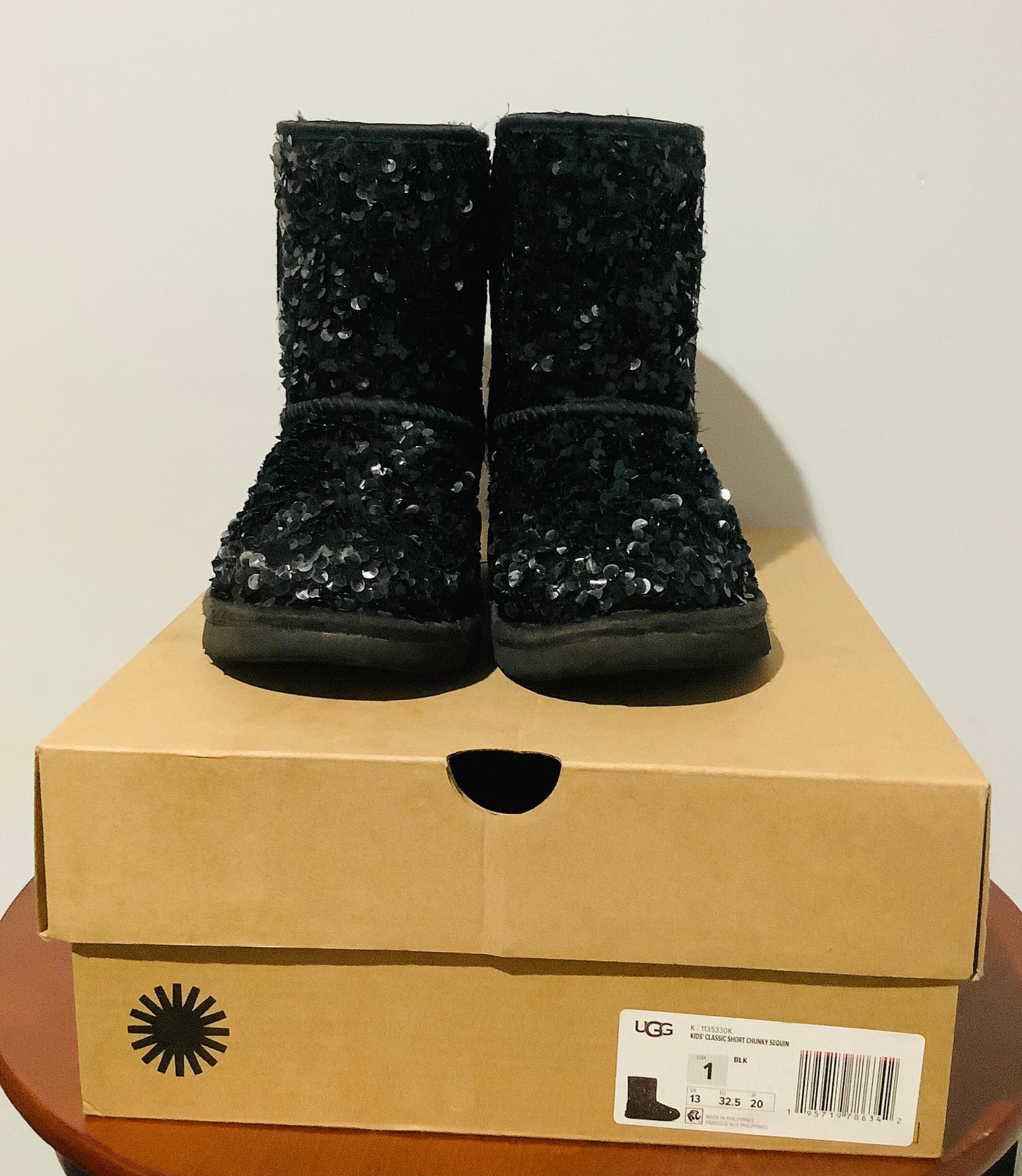UGG- Pre-Owned Kids Classic Short Chunky Sequin Boots-Size 1-Used