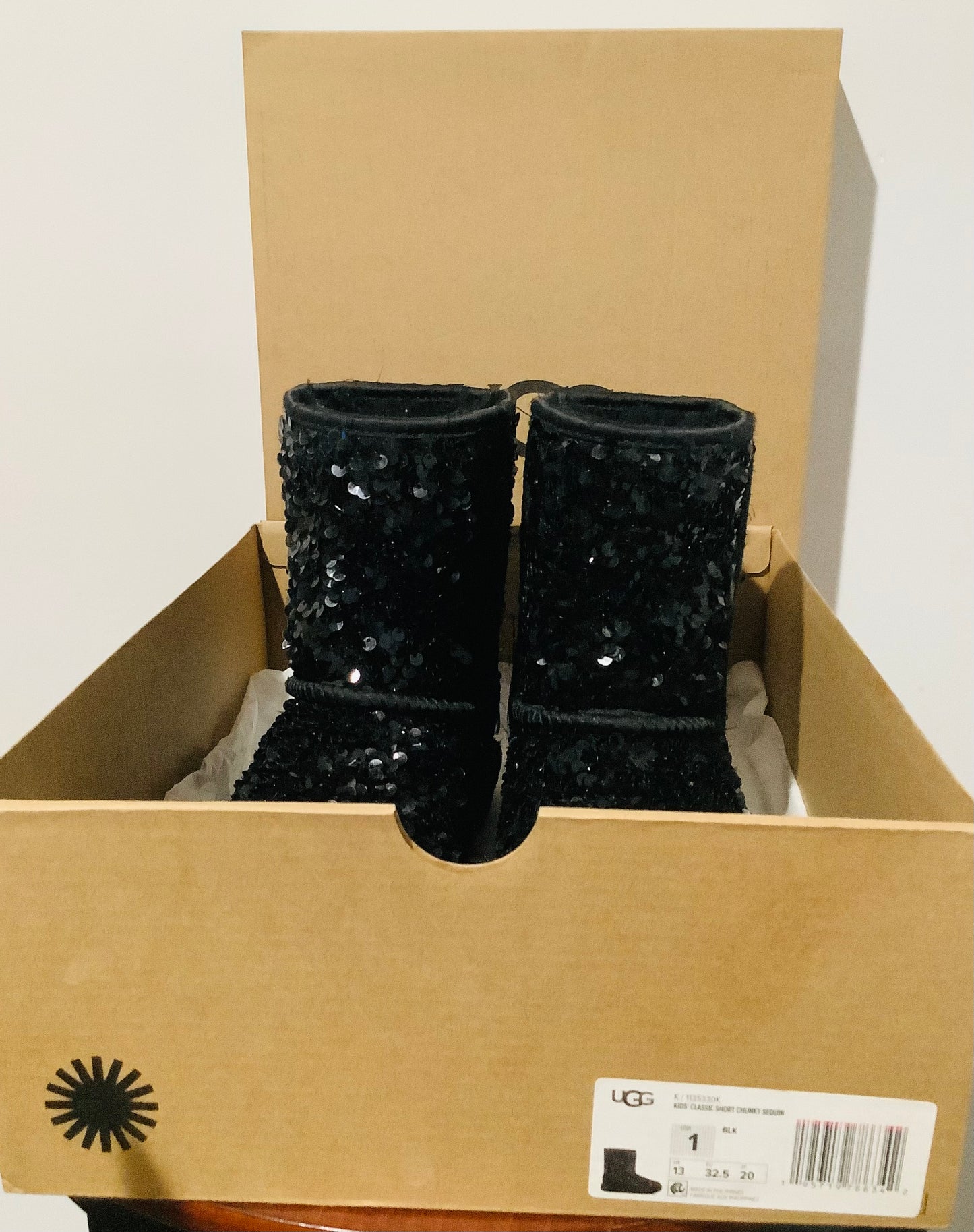 UGG- Pre-Owned Kids Classic Short Chunky Sequin Boots-Size 1-Used