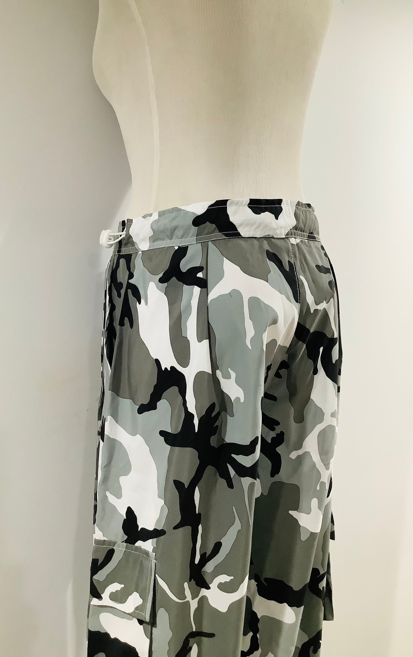 Grey Camo Print Lightweight Low Rise Cargo Pants – Pretty Little Thing