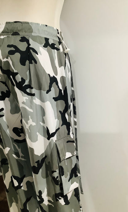 Grey Camo Print Lightweight Low Rise Cargo Pants – Pretty Little Thing